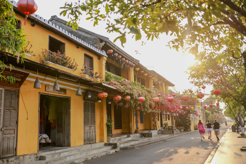 Tận hưởng kh&ocirc;ng kh&iacute; chậm r&atilde;i, mộc mạc của Hội An v&agrave;o mỗi s&aacute;ng sớm